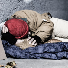 Mounir se díky pomoci dobrosrdečného mladíka mohl poprvé vysprchovat za několik dlouhých let