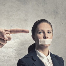 Stále existují narativy, podle nichž žena, která porodí dítě, s ním automaticky zůstává doma a pečuje o domácnost