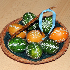 Mezi tradiční symboly Velikonoce patří pomlázka a barvená vejce.