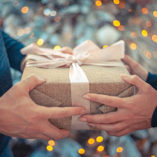 Darovat nemusíme jen drahé věci. Mnohdy je cennější drobnost od srdce, která dá jasně najevo, že víme, po čem obdarovaný skutečně ve skrytu duše toužil