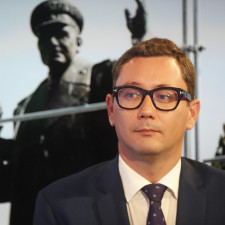 Studoval Arcibiskupské gymnázium v Praze, odmaturoval na soukromém Ekologickém gymnáziu. Následně nedokončil studia andragogiky na Filozofické fakultě Univerzity Karlovy v Praze