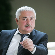 V dubnu 2012 upozornil Janek Kroupa na podivné toky na soukromých účtech Dlouhého manželky. Janě Dlouhé, ženě v domácnosti, přibylo v letech 2007–2011 na účet 45 miliónů korun, zejména od Rybářství Třeboň