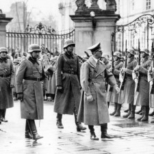 Adolf Hitler v Praze. Jeden z nejsmutnějších obrázků naší historie, kterému pomohli také kolaboranti v čele s Emanuelem Moravcem