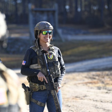 Tulsi Gabbard má k armádě i ke zbraním velmi blízko. Bojovala i v Iráku