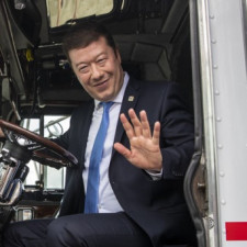 Tomio Okamura si nese životem hluboká traumata z dětství. Mohou i za jeho nenávist vůči uprchlíkům?