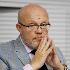 Vedle lékařské profese se Válek věnuje pomoci zrakově postiženým – pravidelně spoluorganizuje Běhy radiologů pro Světlušku