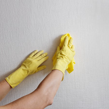 S odstraněním skvrn ze zdi vám pomůže mimo jiné i mýdlová voda