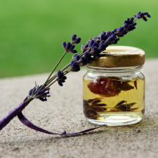 Levandulový olej je dobrý například při poruchách spánku a celkově na zklidnění organismu
