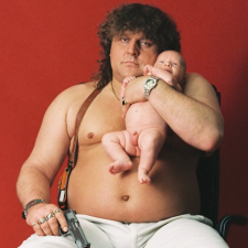 Ikonická fotka Ivana Jonáka s pistolí a malým synem vznikla vlastně náhodou