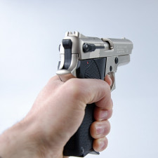 Pacient ve Slaném chtěl nejprve poškodit sebe, poté napadl i personál