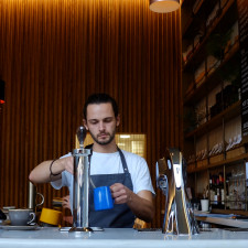 Rozhodnutím vlády přišlo o práci mnoho lidí. Na co mají nárok?