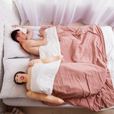 S těhotnou figurínou má muž už údajně dva potomky, lidé se bojí o jeho psychické zdraví