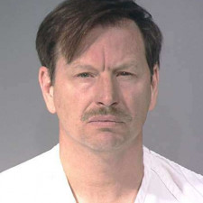 Byl dvakrát ženatý. Obě ženy poté shodně uvedly, že je Gary doma škrtil