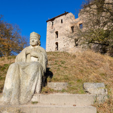 Hrad byl vyhledáván filmaři. V roce 1977 zde byl natočen pohádkový muzikál pro děti Ať žijí duchové! Dále se zde natáčely některé scény z pohádky Princ a Večernice