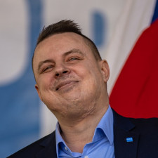 Rajchl zřejmě sleduje pouze vlastní prospěch, o lidi mu nejde