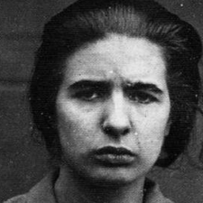 Sestry se narodily ve francouzském městě Le Mans Clémence Dérréové a Gustavu Papinovi, matka o ně v podstatě nejevila zájem