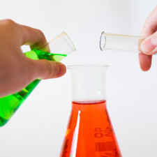 Ftaláty se uvolňují mnohem více při vysokých teplotách