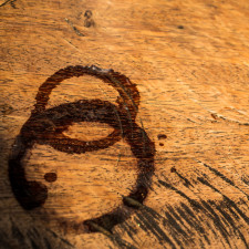 Jednou z největších chyb, které se při péči o dřevěný nábytek můžete dopustit, je zapomínání na podtácky