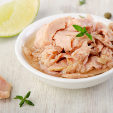 Tuňák v plechovce obsahuje vysoké množství sodíku