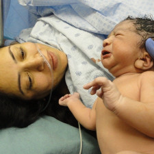 Také další osoba u porodu bude mít jistá omezení