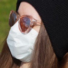 Nebude asi dlouho trvat a roušky budeme nosit stále a všude