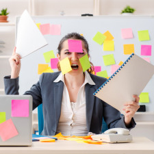 Někteří rodiče jsou doslova zahlceni přihláškami a hledáním, kam své dítě „upíchnout“