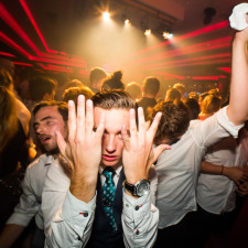 Covid z Británie zmizel? Vypadá to tak alespoň podle plných barů