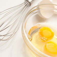 Nižší množství cukru v receptu můžete vykompenzovat našleháním vajec