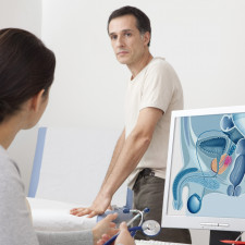 Karcinom prostaty má často velice pomalý vývoj, někdy se dlouhá léta neprojevuje a nevyvolává žádné potíže, čímž se stává těžko zjistitelnou nemocí