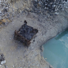 Dnes restaurátoři ponořili studnu do cukrového roztoku