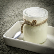 Bílý jogurt je zdravým občerstvením pro děti i dospělé