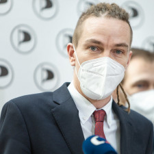 Ivan Bartoš pracoval pro české i zahraniční firmy (Newton IT, Monster Worldwide, T-Mobile či EMTC) jako specialista na informační technologie