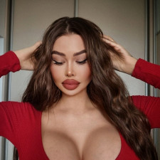 Bimbo Barbie je po vzhledové stránce umělejší verze živé Barbie