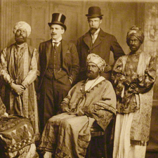 Colemu a jeho přátelům tehdy stačil turban a načerněné tváře. Našli by se i dnes lidé, kteří by na takovou léčku skočili?