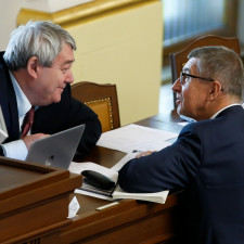 Hele, Andy, vždyť jsi byl jeden z nás. Ty lidi jsme zavřeli do dolů, když vystrčili růžky