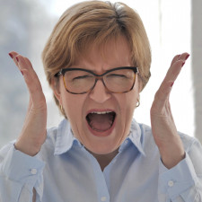 Strážníky, kteří přispěchali na pomoc starší ženě, ve skutečnosti zmátl papoušek