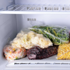 Pokud chcete ušetřit na provozu mrazáku, rozhodně v něm nenechávejte volné místo