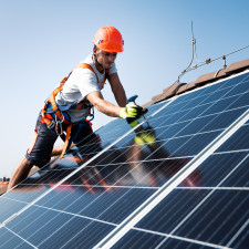 Instalace střešních panelů obvykle u rodinných domů zabere dva dny