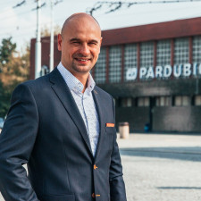 Martin Kolovratník prostě na Pardubice nedá dopustit. Co s městem udělá rušné letiště?