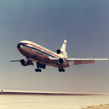 Letadla McDonnell Douglas DC-10 měla hned několik nehod - foto prototypu při testech