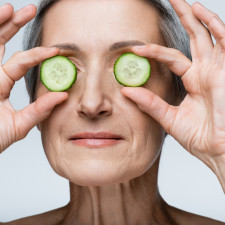 Tmavé kruhy pod očima zmírní dokonce i plátky okurky a brambor