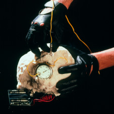 Je samozřejmě, že v rukou nejrůznějších teroristů jsou podobné výbušniny velmi nebezpečné