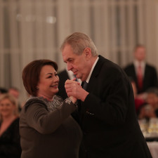 Manželka prezidenta Zemana se v roli první dámy prozatím v ukrajinské otázce nijak neangažuje. Neměla by jít v rámci pomoci příkladem?