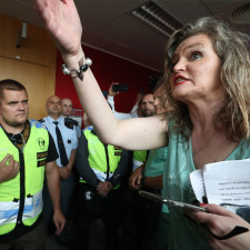 Jana Peterková u soudu. Situaci musel opět uklidňovat antikonfliktní tým