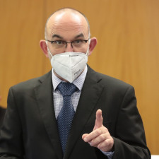 Ministr Blatný se pochválil za zvládnutý centrální registrační systém. Ten ale nefunguje, nejsou napojena všechna registrační místa a systém padá. Zaslání PIN pomocí SMS trvá i hodiny. Senioři mu navíc nerozumí