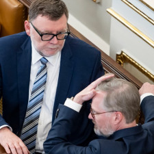 Ministr Stanjura a premiér Fiala občas připomínají Pata a Mata