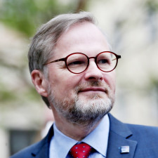 Premiér Petr Fiala pochopil, že prezident Zeman k lidem v těžké době nepromluví. A tak si vzal "mimořádné slovo"