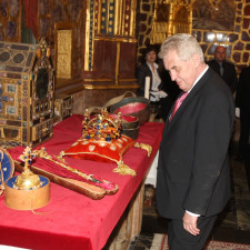 Miloš Zeman u korunovačních klenotů v roce 2013. Že byl opilý, se tehdy domníval takřka celý národ