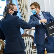 Ivan Bartoš a Vít Rakušan mají důvod k úsměvu. Z rukávů totiž chystají vytáhnout nečekaný trumf