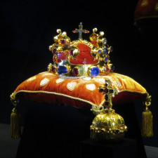 Koruna, žezlo a jablko jsou uloženy v korunní komoře v chrámu sv. Víta na Pražského hradu. Kopie klenotů je možné vidět ve Starém královském paláci